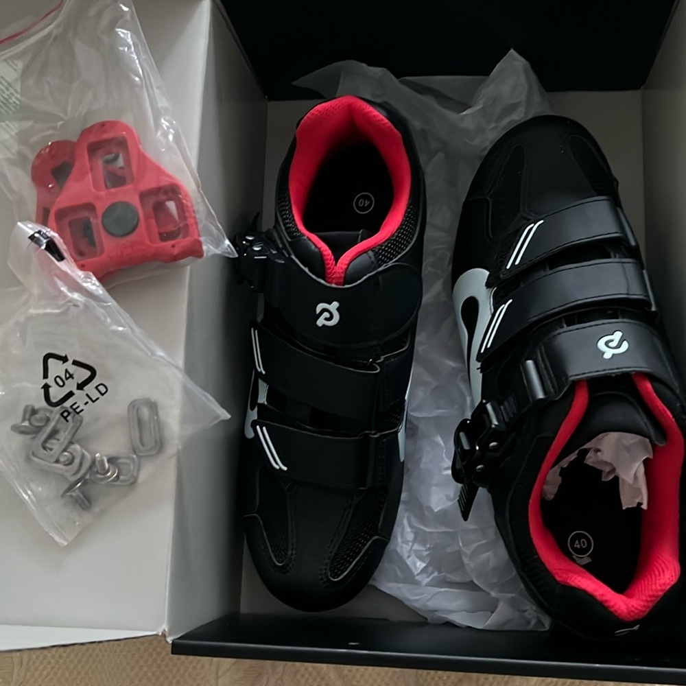 Pelaton cycling shoes, size 40. Never worn.